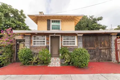Image de Entire House Five Vintage-Style Theme Rooms
