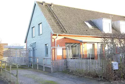 5-Bed-Rooms House with Jacuzzi, Free Parking, and 2 Toilet-Bathrooms in Malmö