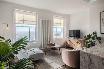 Wellington Retreat - Modern, sea views