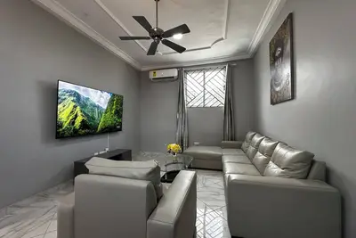 Image de Modern 2-Bedroom Apartment Near Beach - Rose Villa Accra Suite G1