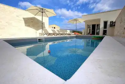 Image de Cozy house with fantastic views & heated pool, close to the beach, Pag