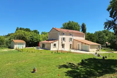Image de Au son de l'eau - maison avec 3 appartements
