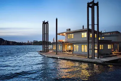 Image de Showstopping floating home on the Willamette River with stunning views.