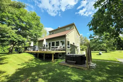 Image de Huge Yard, A/C, Riverfront Gazebo, 2 Fire Pits!
