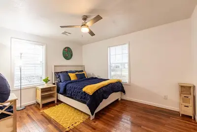 Image de Two Homes! Charming Home + Cozy Bungalow!