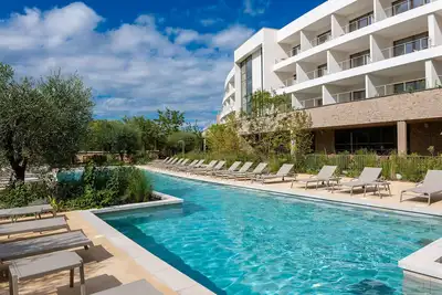 Image de Studio Moderne | Vue Jardin | Piscine & Spa