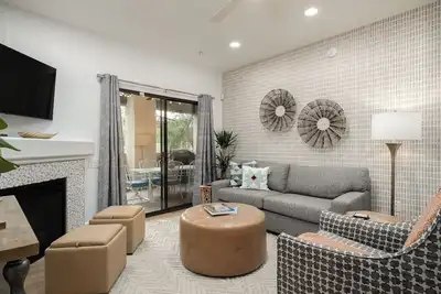 Image de Beautiful Condo! Great location, 5 miles from UofA