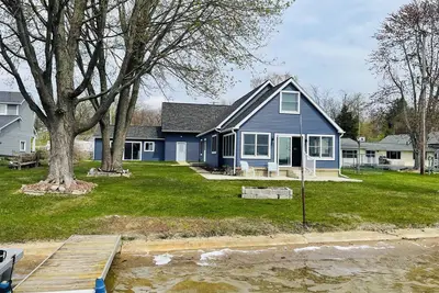 Image de Comfortable 3-bedroom lake house with Ac, WiFi on Devils Lake in Addison, Mi.