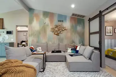 Image de Ivy's Charming 2 Bedroom 2 Bath with Jetted Tub