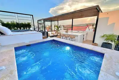 Image de Luxury 5-Suite Retreat: Private Pool, Jacuzzi, Rooftop & Staff +Bonus