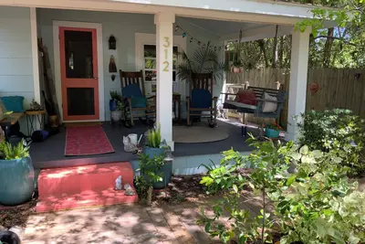 Image de Heart of Dt Southport with private, fenced yard! Perfect for pets! Sleeps 4