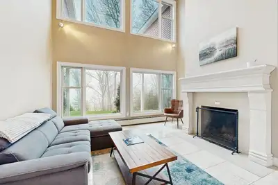 Image de Tranquil Coastal Sanctuary with Chef's Kitchen, Jacuzzi Tub and Water Views