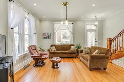 Image de Walk Downtown: Inviting Historic Home in Dubuque!