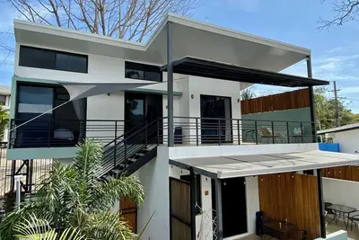 Image de Beautiful modern condo, steps from the beach