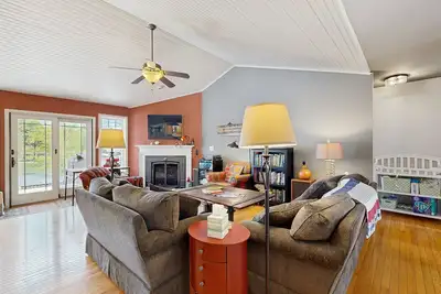 Image de Tranquil lakefront retreat with hot tub, screened porch, kayaks, and more