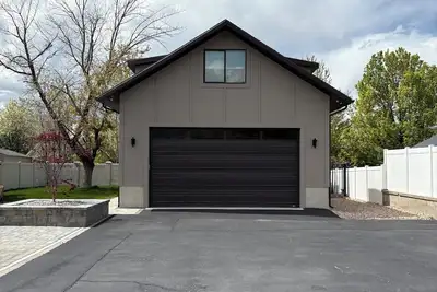 Chic studio with Ac and WiFi in Draper Sleeps up to 4 w/ sofa bed & 1 car garage