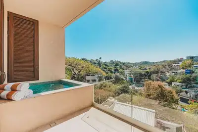 Image de Luxe Condo Jungle Views- Rooftop Pools
