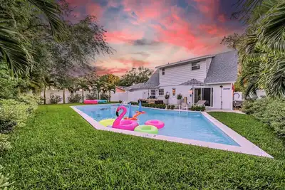 Image de Heated Pool Whimsical bird cage spa 7 min to beach