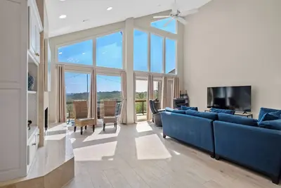 Image de Lakeview Lookout: >Closest Home To Prairie Creek<