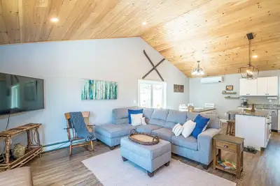 Image de 4-bedroom dog friendly house with Hot Tub, Ac, WiFi, Tv. Enjoy a cozy stay.