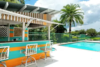 Image de Coastal Getaway for 10 — Just Minutes from Anna Maria Island! 🌴Heated Pool