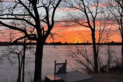 Image de Enjoy beautiful sunsets year round from this cozy 3 bedroom home on Lake Orono.