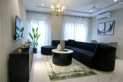 Image de Two Bedroom Luxury Apartment  -\tCityscape Comfort Retreat