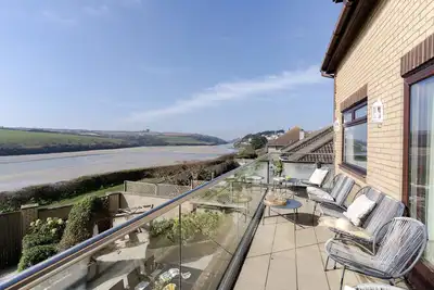 Image de Tide's Edge is a large modern retreat sleeping 12 in a prime position overlooking the River Gannel,