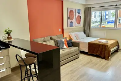 Image de Studio com mesa office, ao lado shopping Curitiba