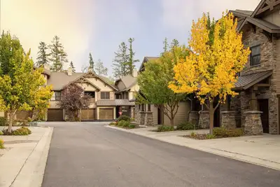 Image de Month Long Mountain Getaway + Luxury Amenities Awaits You at Monterra Retreat!