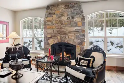 Image de 30-Day Min with Hot Tub, Near Whitefish Lake, Golf Course, and Downtown!