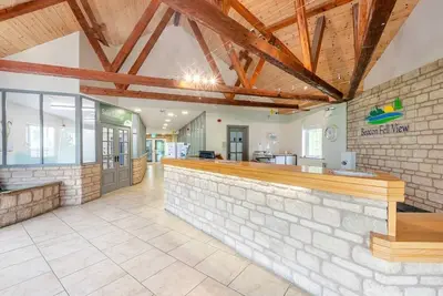 Image de 2 Bedroom platinum unit with decking.