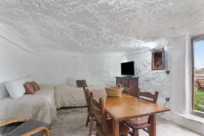 Image de Petite maison avec grotte, jardin, sentiers de randonnée et ville à proximité