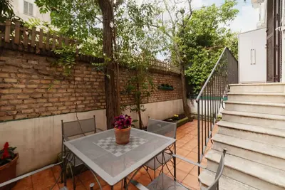 Image de Charming 60 sqm apartment, ideal for 4 people, located on the mezzanine floor of a renovated building (No elevator - some steps to climb). The property is located a stone's throw from Roma Termini station, in the heart of the San Lorenzo neighborhood, one