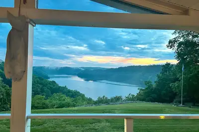Image de \tHidden Gem on Dale Hollow Lake– Breathtaking Views & Spacious, Secluded Comfort