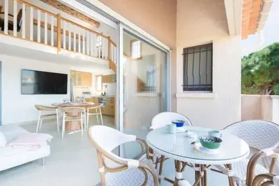 Image de 2 Chambres | 1, 1 km de la plage | parking