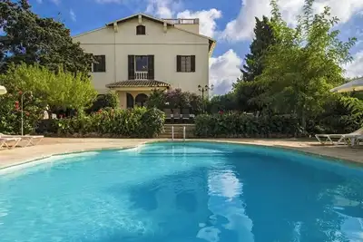 Image de Large country house with swimming pool near the sea