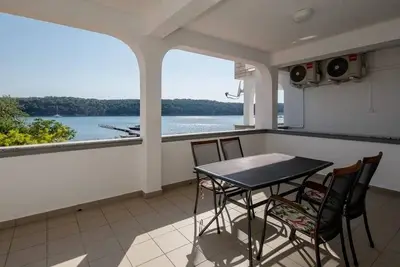 Image de Appartement d'une chambre avec la terrasse et la vue sur le mer Palit, Rab (A-24303-a)
