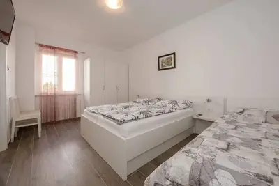 Image de Appartement d'une chambre avec la terrasse et la vue sur le mer Palit, Rab (A-24303-b)