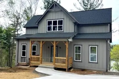 Image de New four bedroom house with private dock on Lake James.