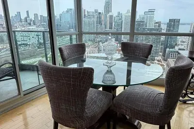 Image de Amazing Location  Waterfront Large 2 Bedroom Condo with Parking Gym Pool HotTub