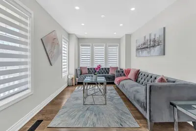 Image de Fully Renovated 3br ✨ Cozy Stay ~ New Furniture ~ Private backyard ~ Milton 🏡