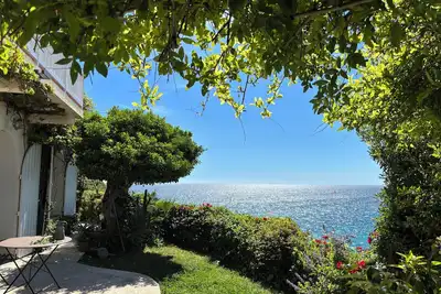 Image de Villa sur l’eau corniche Kennedy, 8 9 personnes, vue +++\nTerrasse, jardin, plage.