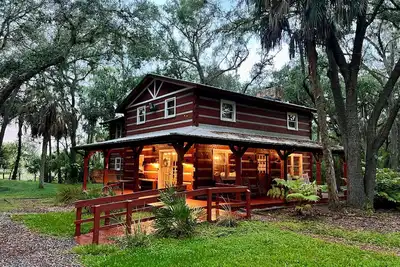 Image de Barn Hangout + Grill Station: Sebring Family Cabin