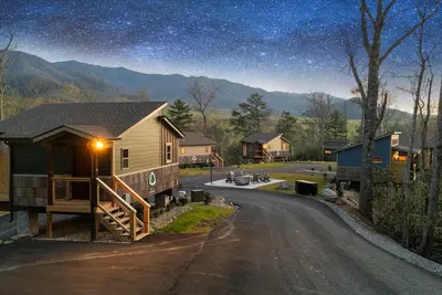 Image de Hot Tub Treehouse Cabin #6 | 24 min to Gatlinburg