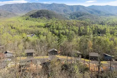 Image de Hot Tub Treehouse Cabin #9 | 24 Min to Gatlinburg
