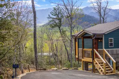 Image de Hot Tub Treehouse Cabin #10 |24 Min to Gatlinburg