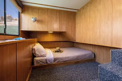 Image de Drift, Dream, Discover: Your Houseboat Adventure Awaits!