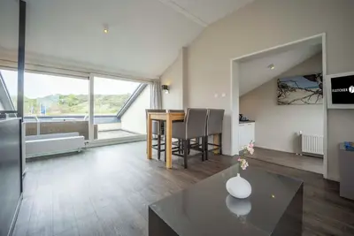 Perfect Seaside Retreat: Outdoor Pool, Free Parking, Beach Access & Dining