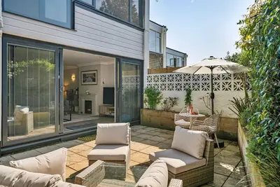 Image de Cottage spacieux avec vue sur la rivière Dart, Sans dépôt
